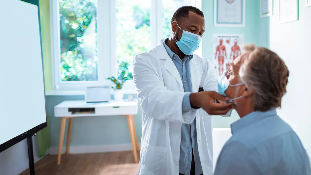 hero-doctor-with-male-patient-2000x1333_B