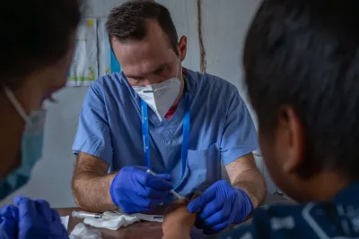 global-missions-peru-physician-with-patient-800x800