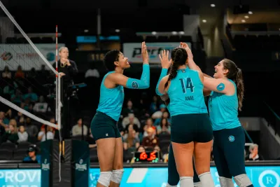 Orlando Valkyries team members hi-five