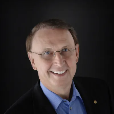 Des Cummings headshot