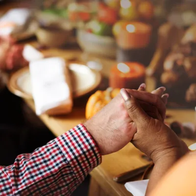 holding hands and praying at thanksgiving
