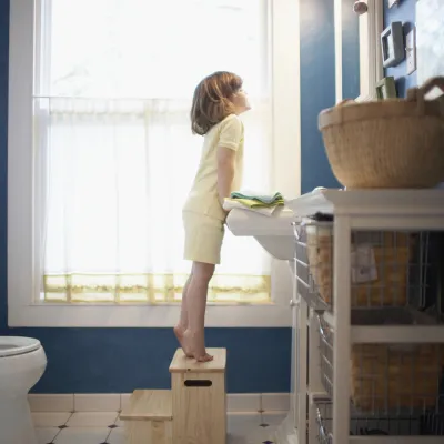 child standing on the tip of the toes