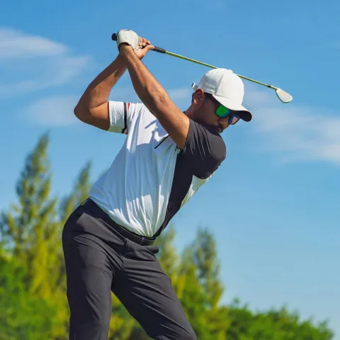 Golfer about tom swing his club