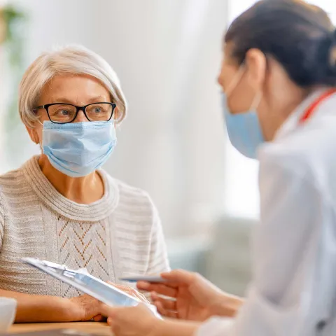 hero-senior-woman-getting-assistance-2000x1333