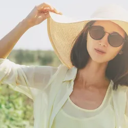 sun_hat_and_sunglasses