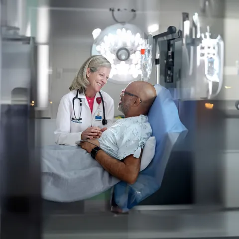 Patient with smiling doctor in the emergency room