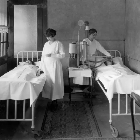 A vintage photo of Adventist nurses with their patients.