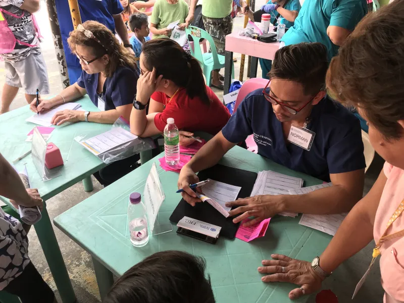 Volunteers helping other people.