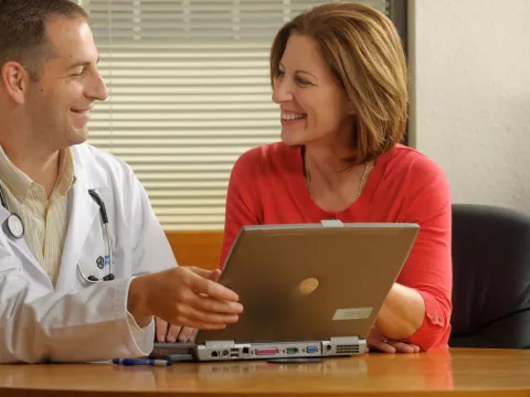 A doctor consults a female patient.