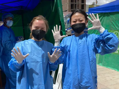 global-mission-peru-two-volunteers-800x800