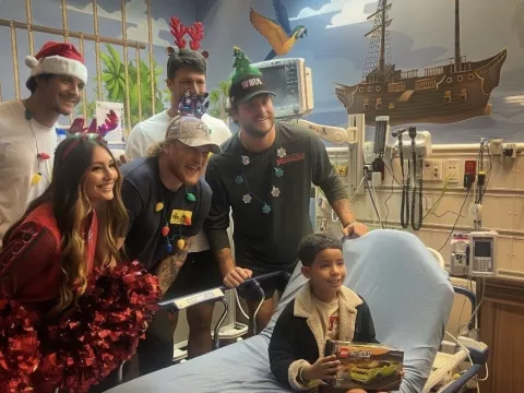 Bucs tight ends make special holiday visit