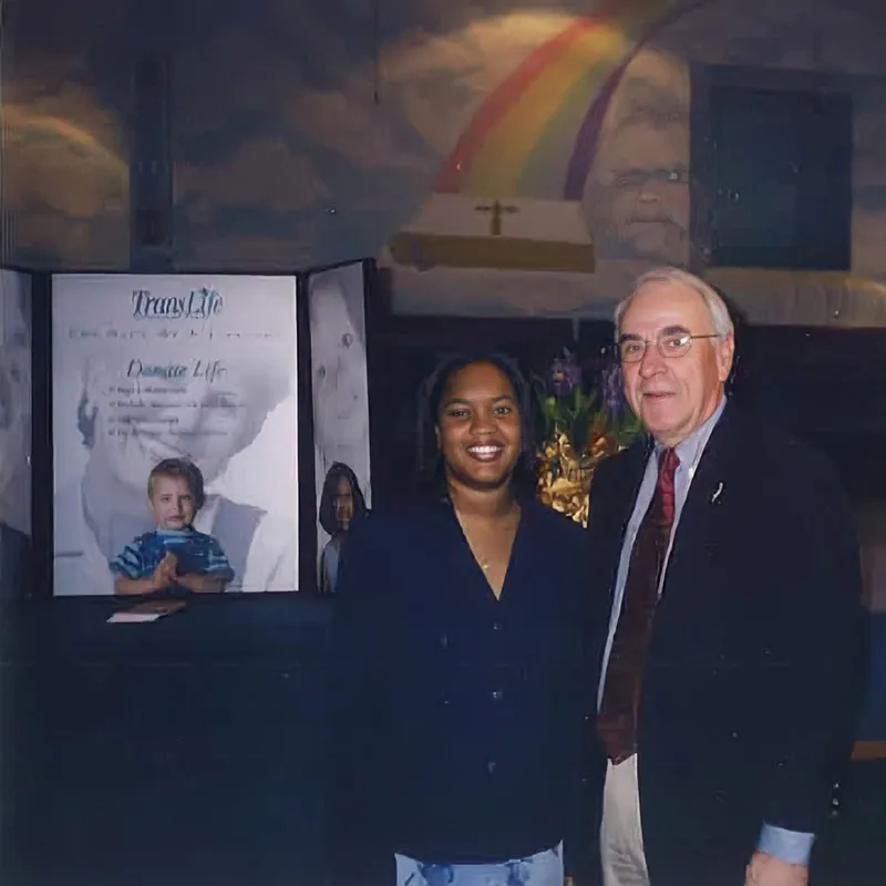 In 2000, Dr. Robert Metzger supports kidney transplant recipient Charlyce Simmons before she met Michelle Peele, the mother of her kidney donor, at her church in Orlando, Florida.  